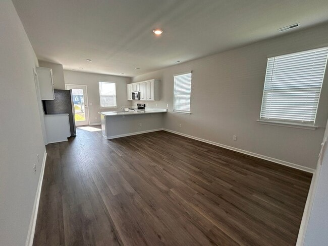 Building Photo - Brand new home with community amenties nes...