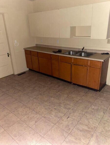 Building Photo - 384 Meek St