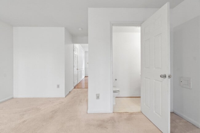 Building Photo - Wonderful Townhome