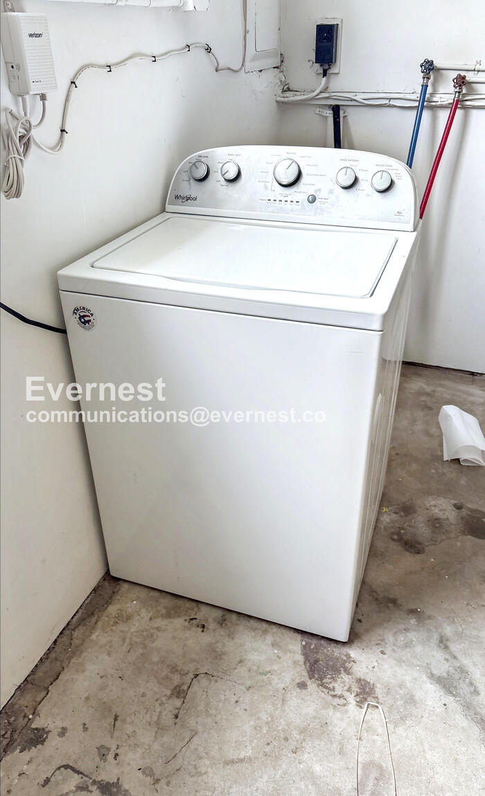 Building Photo - 9 Country Club Dr