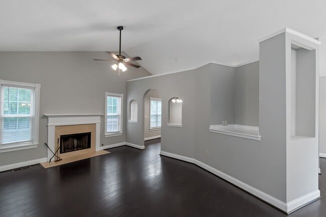 Building Photo - Impressive 4 Bed, 3 Bath Home with Fenced ...