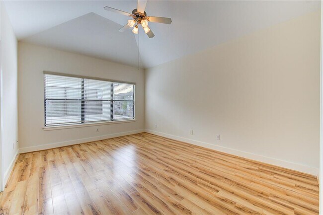 Building Photo - 8656 Meadowcroft Dr