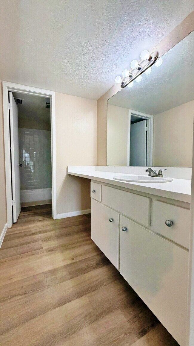 Building Photo - TOTALLY REFURBISHED 2 Bed 2 Bath Condo in Woodstream Falls. NEW Paint NEW Carpet & Flooring. Spac...