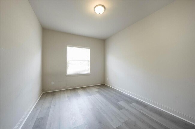 Building Photo - 2745 Troutt Dr
