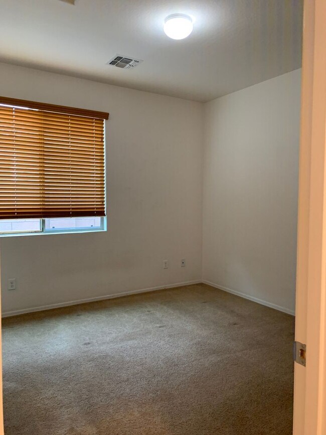 Building Photo - AVAILABLE NOW IN OLD STONE RANCH!!!!