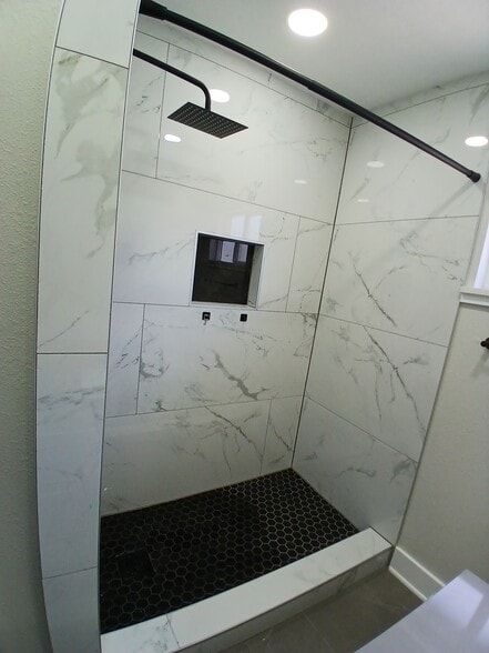 Walk in shower - 3904 Moore St