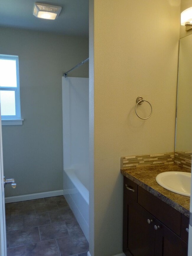 Building Photo - 5562 Fisher Pl