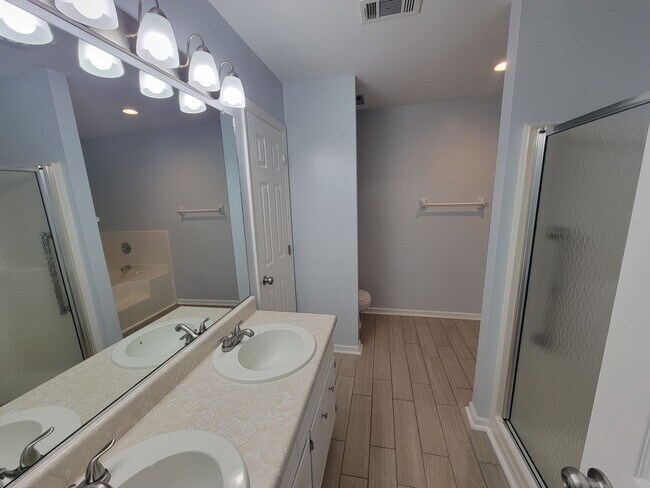Building Photo - 2910 Pointewest Dr