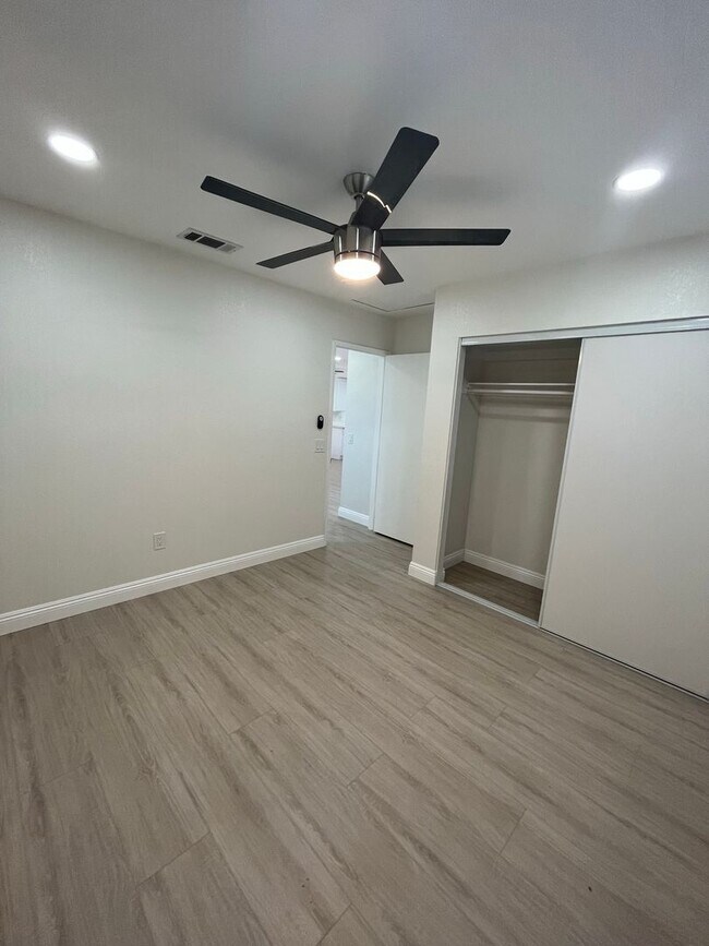 Building Photo - 784