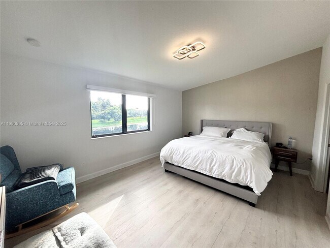 Building Photo - 401 NE 194th Ln