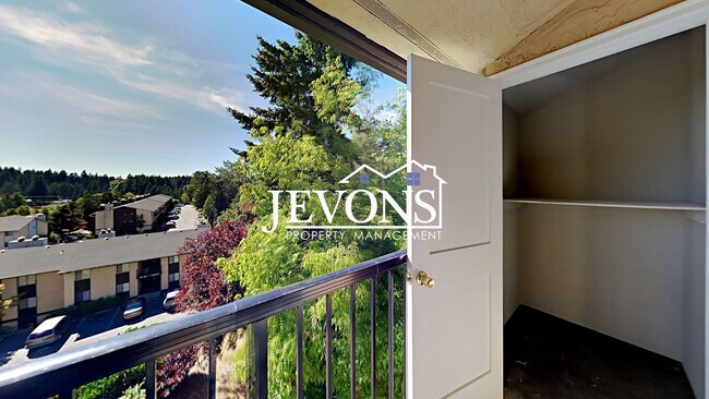 Building Photo - Charming top-floor condo with fully equipp...