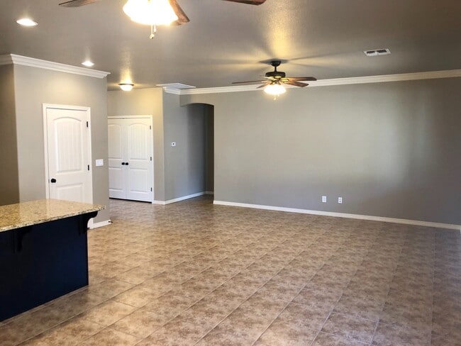 Building Photo - Spacious 4 Bedroom in Southern Vista Estates!