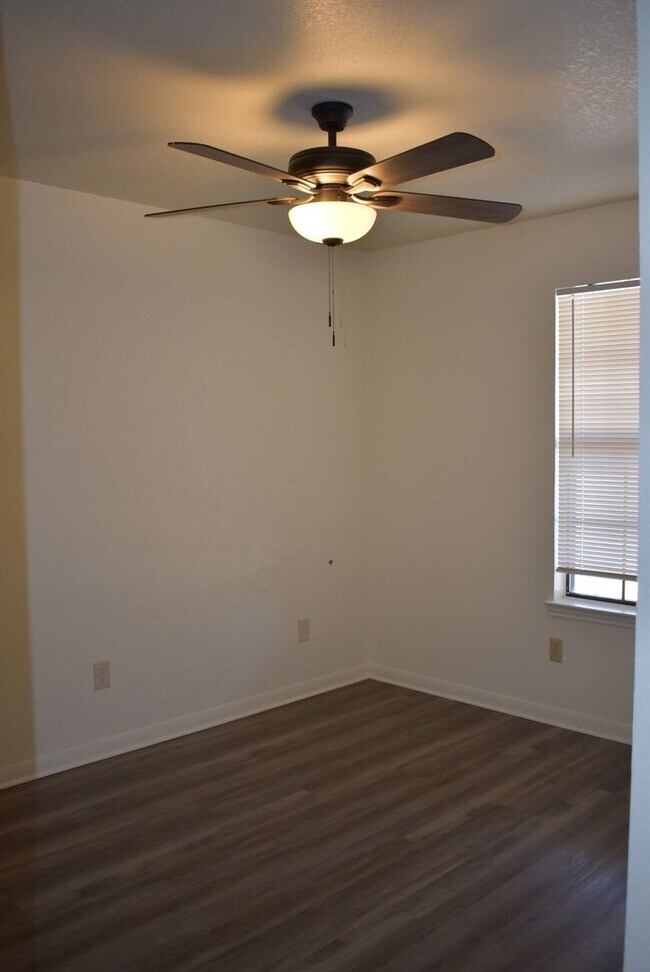 Building Photo - 907 Crymes Ln