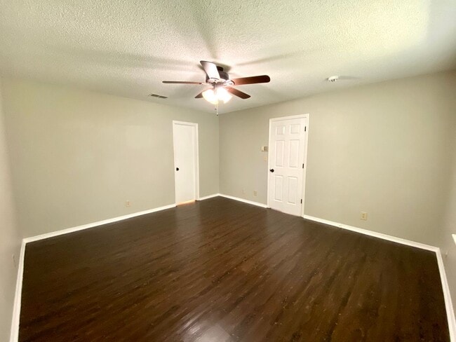 Building Photo - Spacious Jenks 4-Bedroom with NO Carpets &...