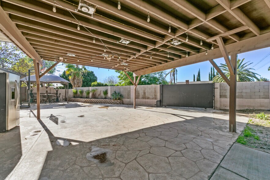 Building Photo - 7911 Fulton Ave