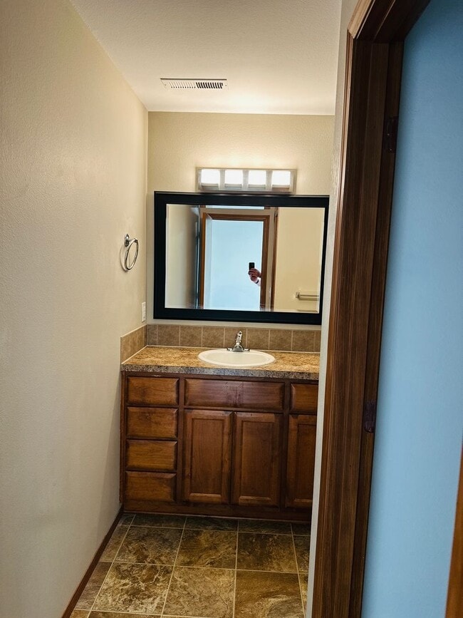 Building Photo - Charming Updated Property in Amazing Neighborhood