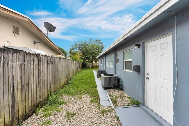 Building Photo - 1120 SW 30th St