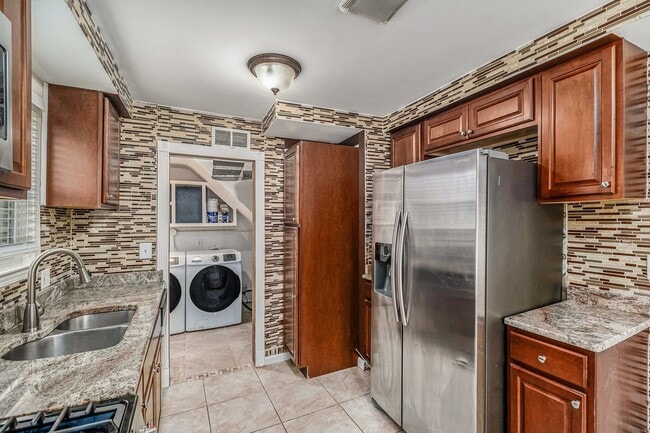 Building Photo - Updated Bungalow with Modern Kitchen & Fen...