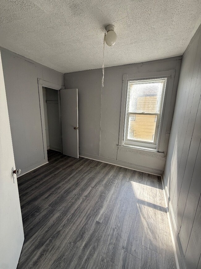 Building Photo - 1121 St Vincent St