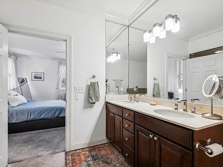 Building Photo - 453 N May St