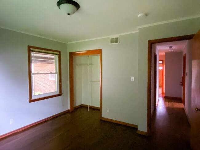 Building Photo - 404 S Garnett Rd