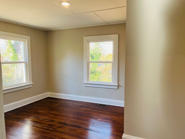 Building Photo - Wow! Renovated 3 bedroom home in Fairburn! Must See!