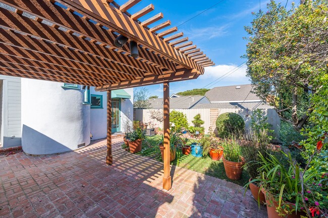 Building Photo - Warm & Inviting Manhattan Beach Rental Home!