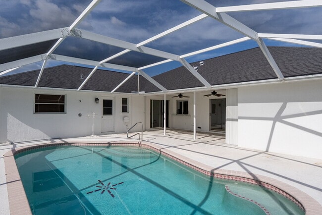 Building Photo - "Spacious 3-Bedroom Pool Home with 2 Baths & 2,075 Sq. Ft. of Comfort in Venice, FL!"