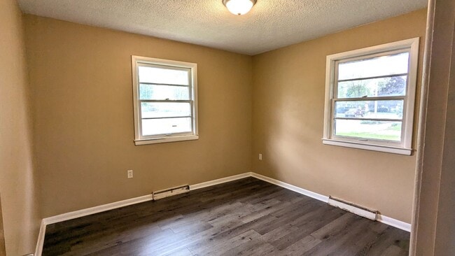 Building Photo - 1635 Roberts. 3 bedroom, 2 bath house with...