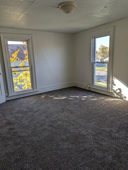 Building Photo - 709 E 2nd St