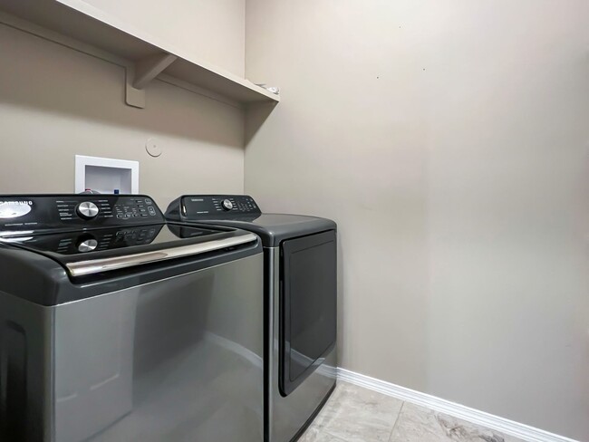 Building Photo - Modern 3 Bed 2 Bath Home - Pet Friendly!