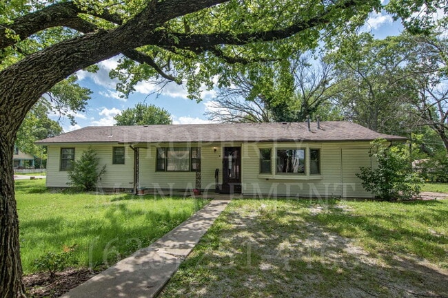 Building Photo - 3-Bed, 1.5-Bath with Detached Dual-Access ...