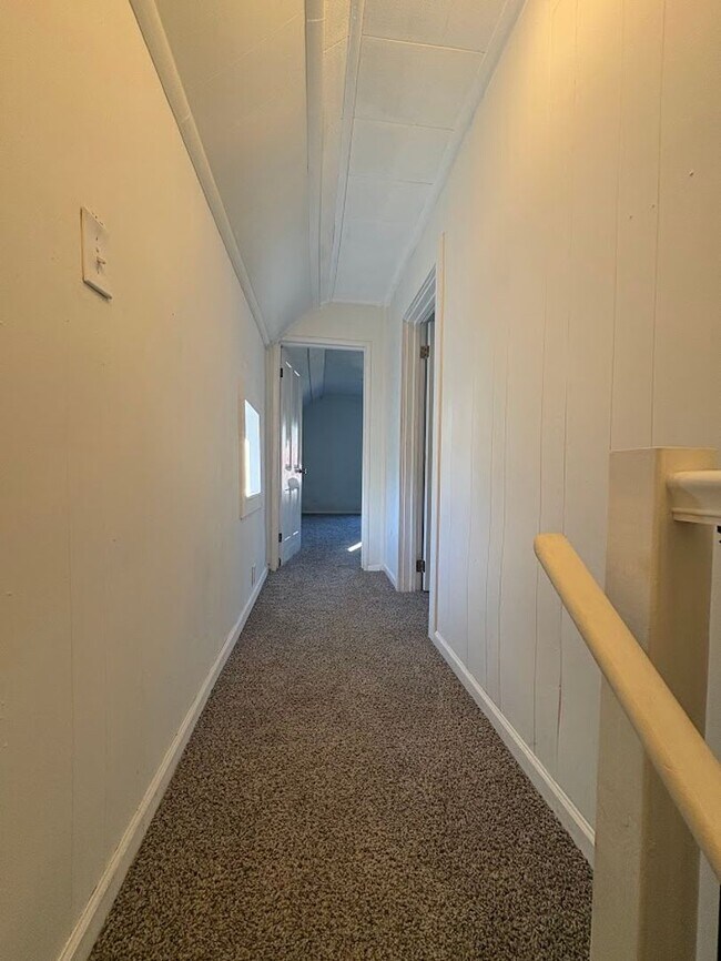 Building Photo - Three bedroom one bathroom home for rent