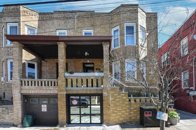 Building Photo - 1402 8th St