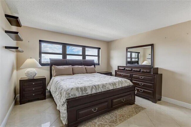 Building Photo - 3200 Port Royale Dr N