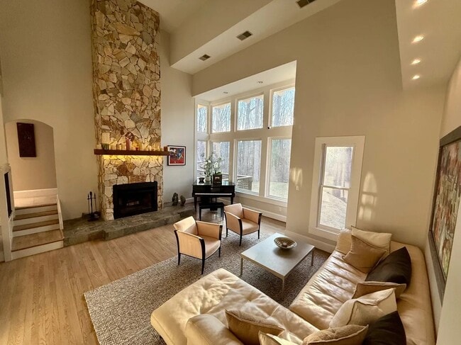 Building Photo - 1125 Duchess Dr