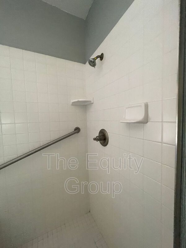 Building Photo - 608 W Evergreen Ct