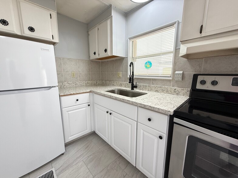 Building Photo - 256 Queen Mary Loop