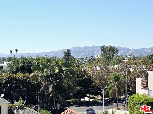 Building Photo - 5030 Rosewood Ave