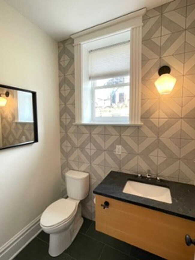 Building Photo - Large tri-level home in excellent condition.  4+ bedrooms, 3.5 bathrooms.