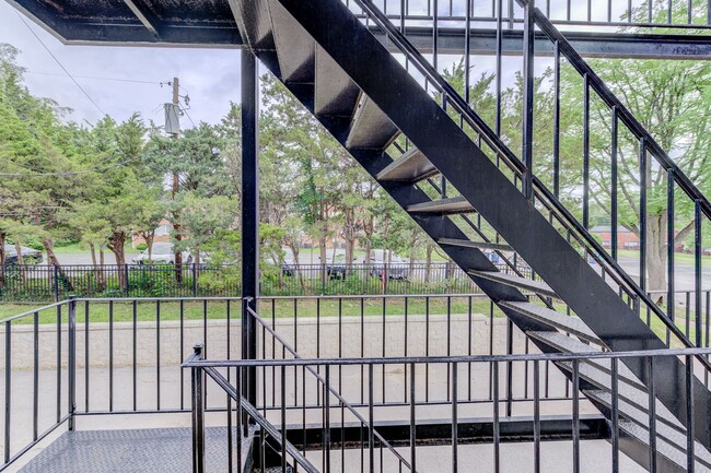 Building Photo - Updated 2 Bedroom Condo with a Move-In Spe...