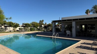 Building Photo - Three bedroom townhome with community pool