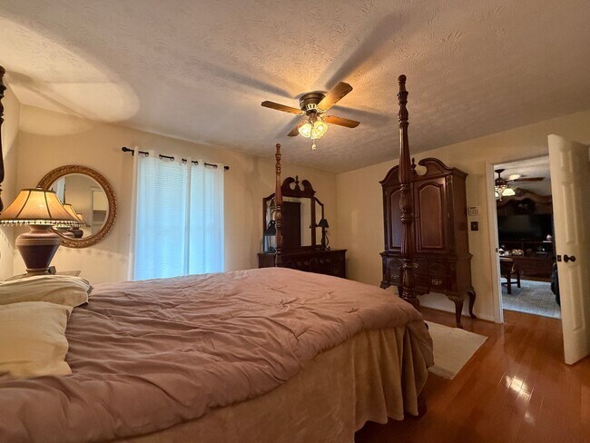 Building Photo - 3 Bedroom 2 Bathroom Fully Furnished Home ...