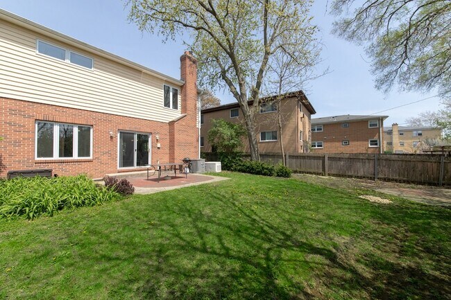 Building Photo - 840 N Northwest Hwy