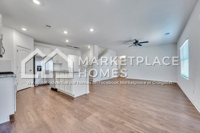 Building Photo - 1027 Park View Dr