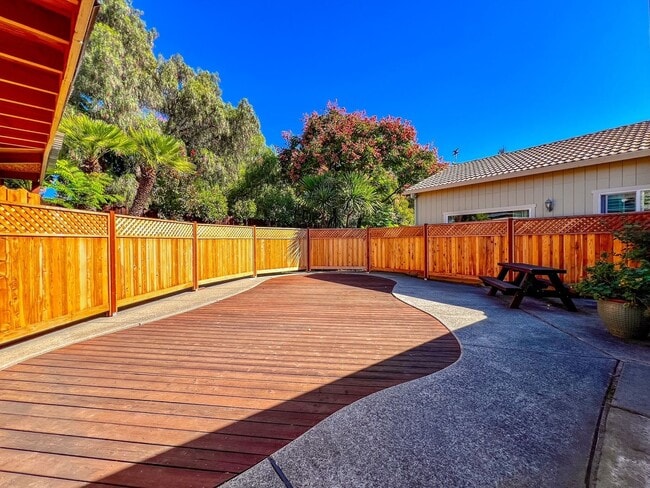 Building Photo - Charming 1 Bedroom, 1 Bath Rental with Pri...