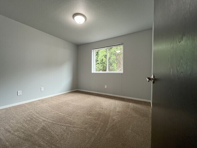 Building Photo - Charming SE Bungalow 3 Bed 2 Bathroom with Washer & Dryer