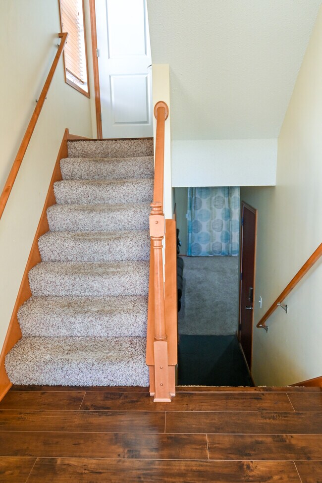 Building Photo - 3266 Oak View Dr