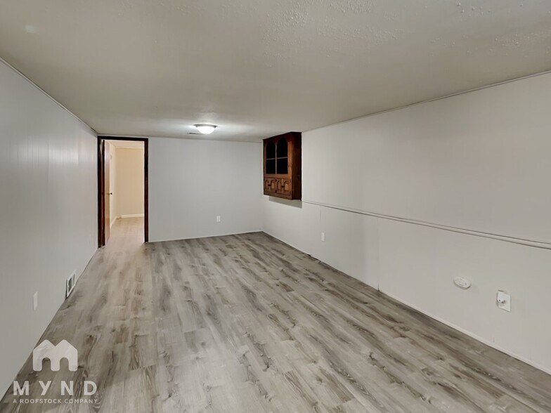 Building Photo - 654 Hillsdale Dr