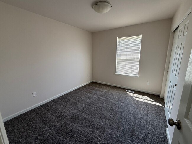 Building Photo - Completely Renovated!